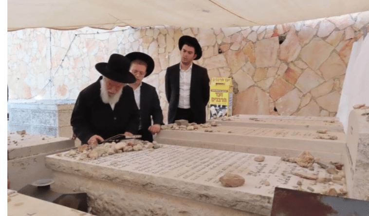 הגר"י זילברשטיין עלה לקברו של חמיו הגרי"ש אלישיב זצוק"ל
