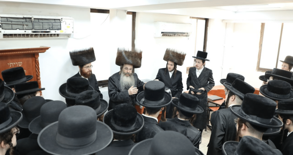  האדמו"ר חיזק את הבחורים שלומדים ביום שישי