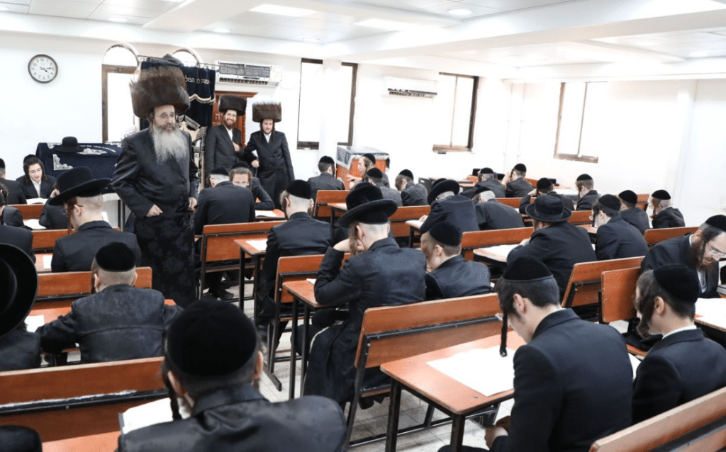  האדמו"ר חיזק את הבחורים שלומדים ביום שישי