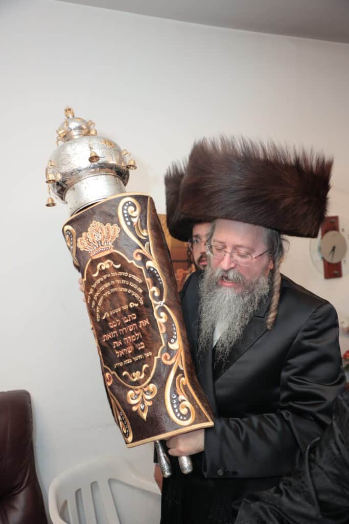 גלריית ענק: ספר התורה שכתב האדמו"ר הוכנס לישיבה