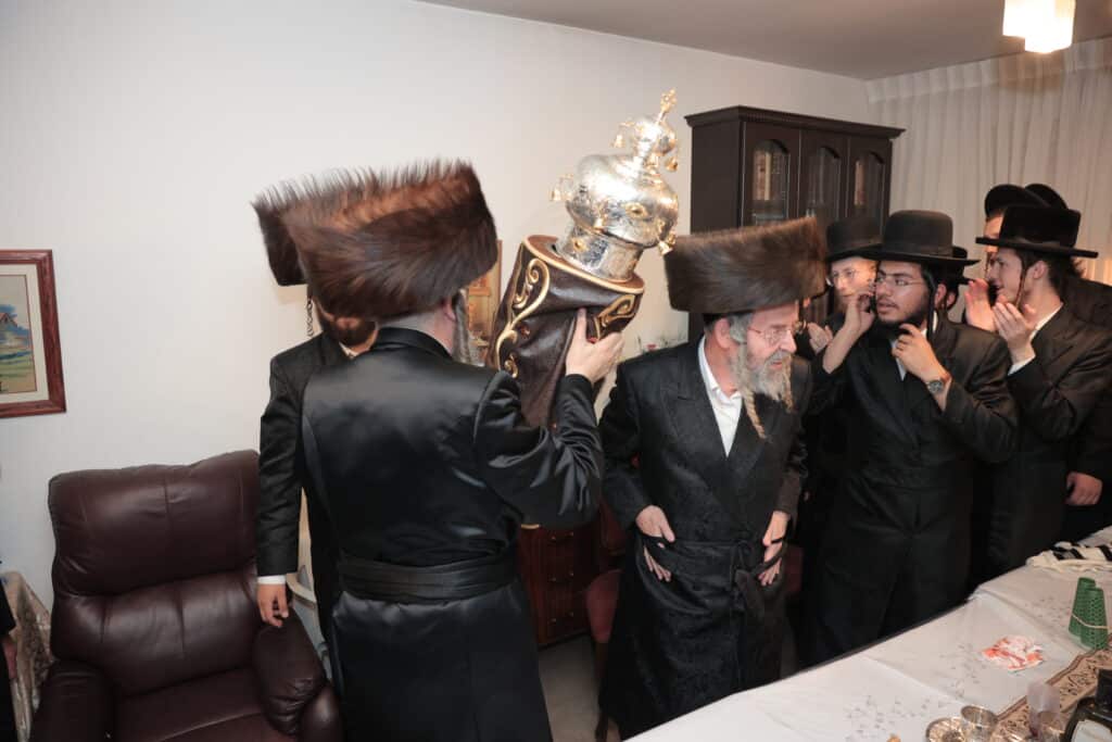 גלריית ענק: ספר התורה שכתב האדמו"ר הוכנס לישיבה