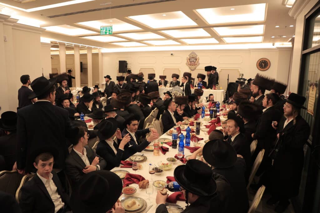 גלריית ענק: ספר התורה שכתב האדמו"ר הוכנס לישיבה