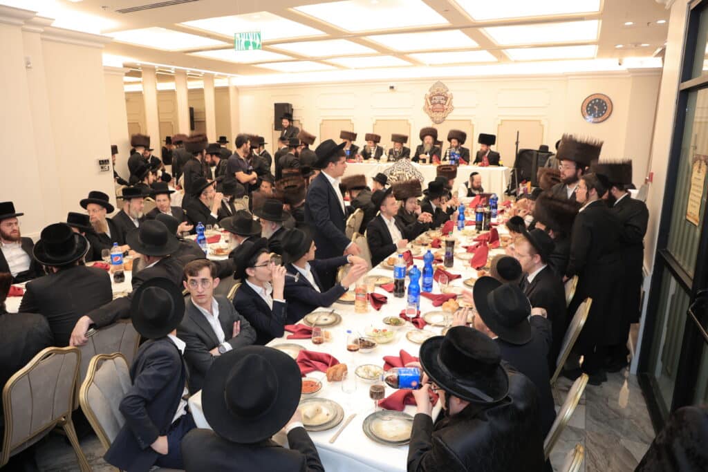 גלריית ענק: ספר התורה שכתב האדמו"ר הוכנס לישיבה