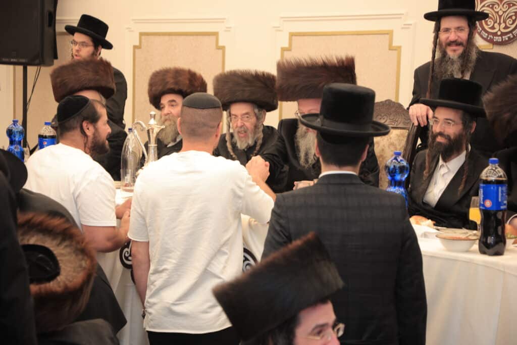 גלריית ענק: ספר התורה שכתב האדמו"ר הוכנס לישיבה