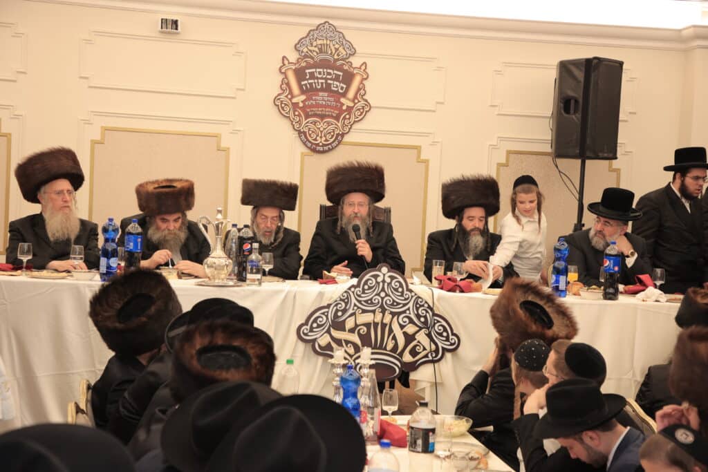 גלריית ענק: ספר התורה שכתב האדמו"ר הוכנס לישיבה