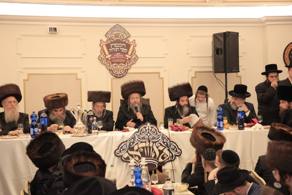 גלריית ענק: ספר התורה שכתב האדמו"ר הוכנס לישיבה