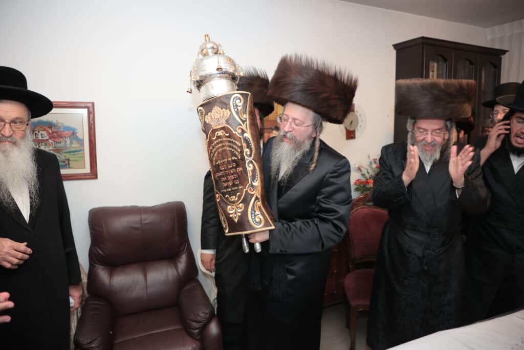 גלריית ענק: ספר התורה שכתב האדמו"ר הוכנס לישיבה