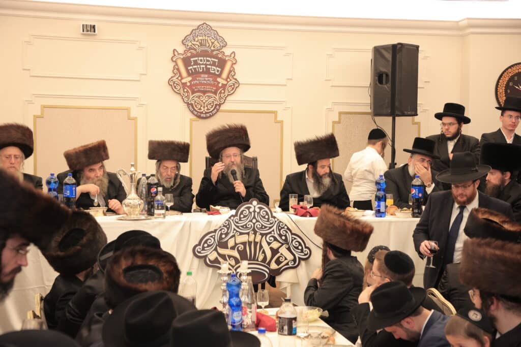 גלריית ענק: ספר התורה שכתב האדמו"ר הוכנס לישיבה