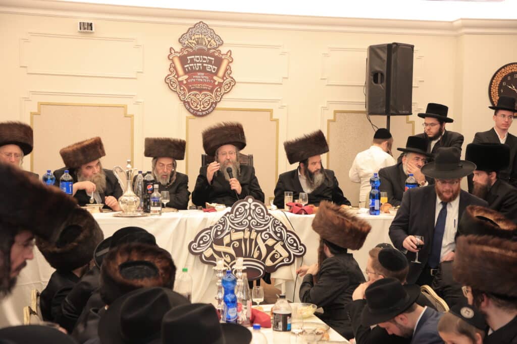 גלריית ענק: ספר התורה שכתב האדמו"ר הוכנס לישיבה