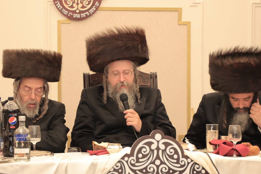 גלריית ענק: ספר התורה שכתב האדמו"ר הוכנס לישיבה