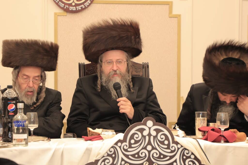 גלריית ענק: ספר התורה שכתב האדמו"ר הוכנס לישיבה