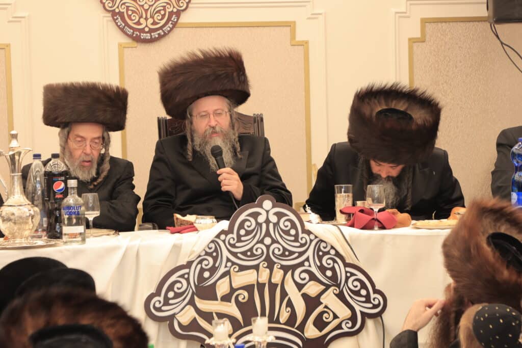 גלריית ענק: ספר התורה שכתב האדמו"ר הוכנס לישיבה