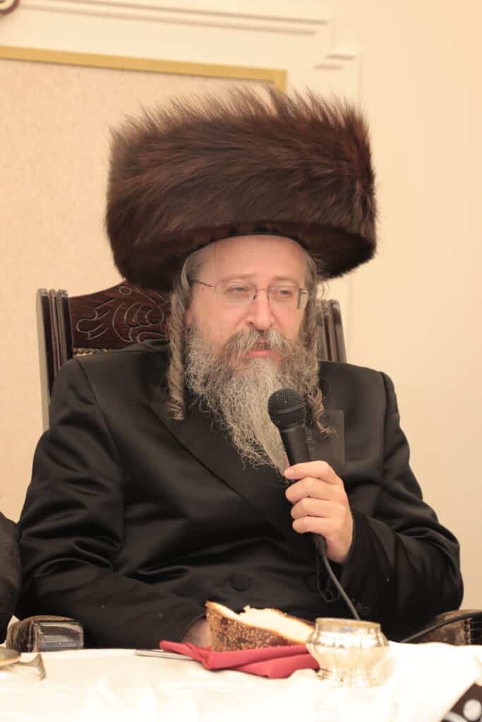 גלריית ענק: ספר התורה שכתב האדמו"ר הוכנס לישיבה