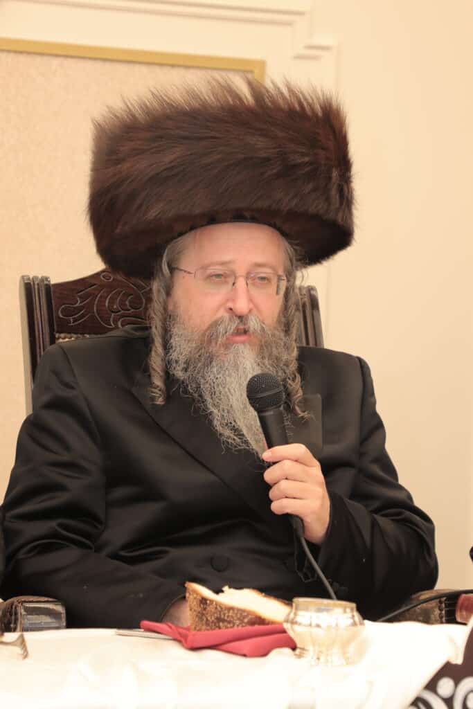 גלריית ענק: ספר התורה שכתב האדמו"ר הוכנס לישיבה