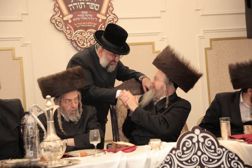 גלריית ענק: ספר התורה שכתב האדמו"ר הוכנס לישיבה