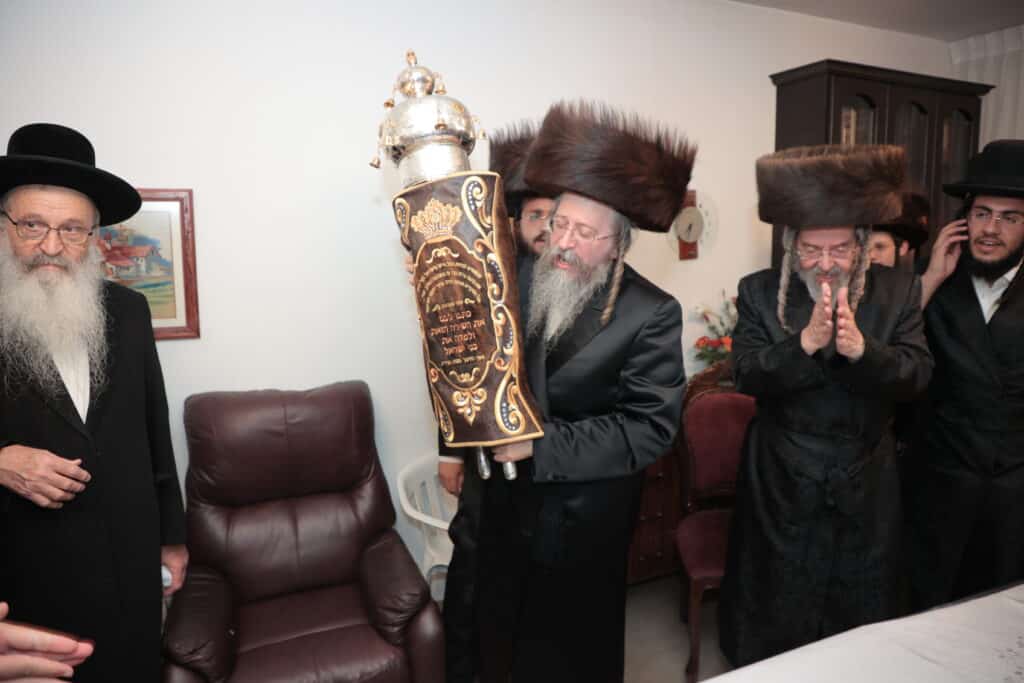 גלריית ענק: ספר התורה שכתב האדמו"ר הוכנס לישיבה