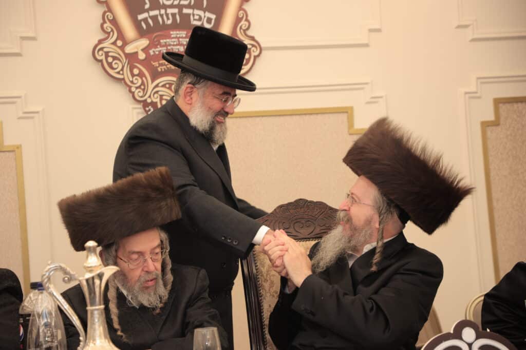 גלריית ענק: ספר התורה שכתב האדמו"ר הוכנס לישיבה