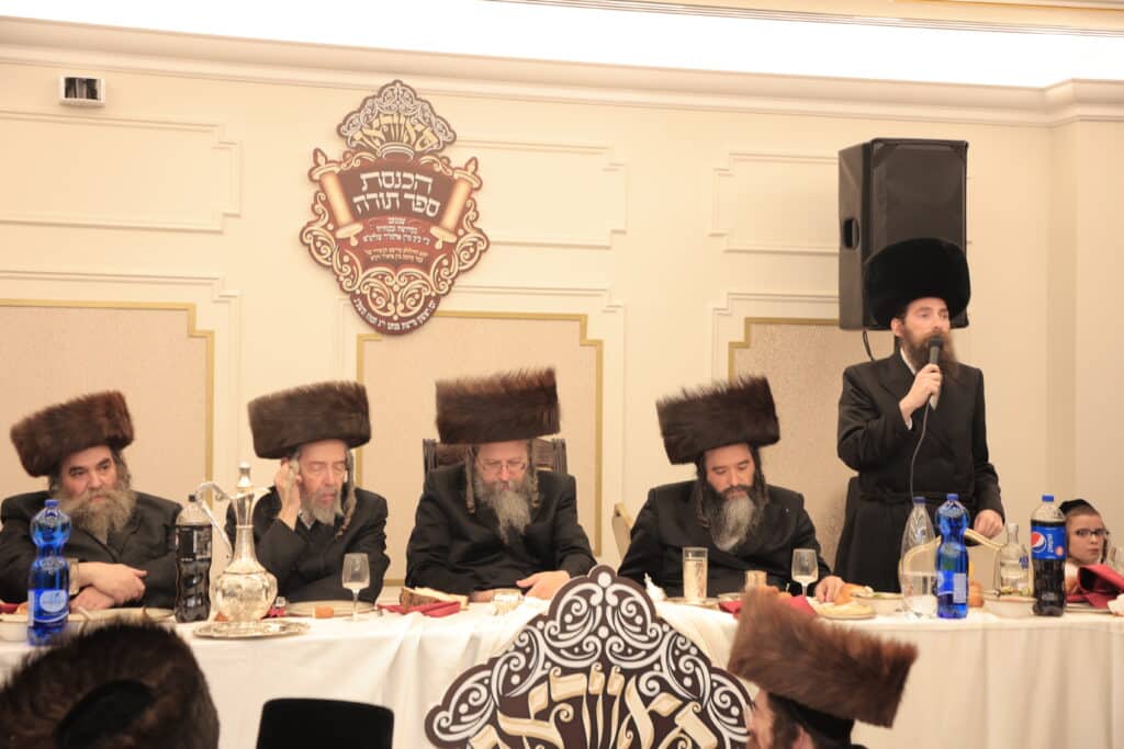 גלריית ענק: ספר התורה שכתב האדמו"ר הוכנס לישיבה