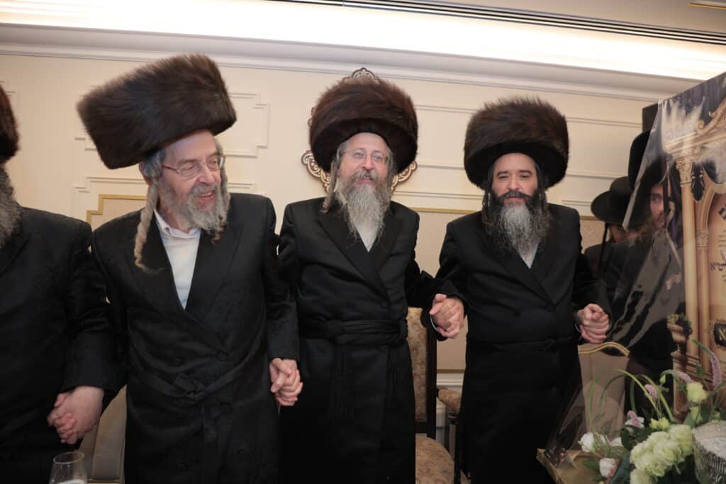 גלריית ענק: ספר התורה שכתב האדמו"ר הוכנס לישיבה