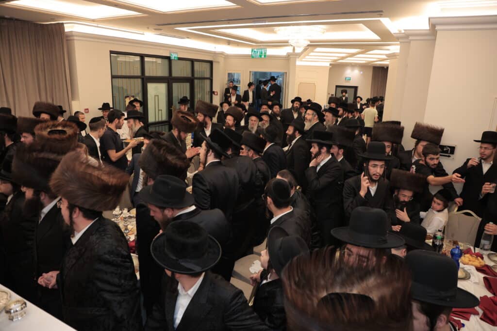 גלריית ענק: ספר התורה שכתב האדמו"ר הוכנס לישיבה