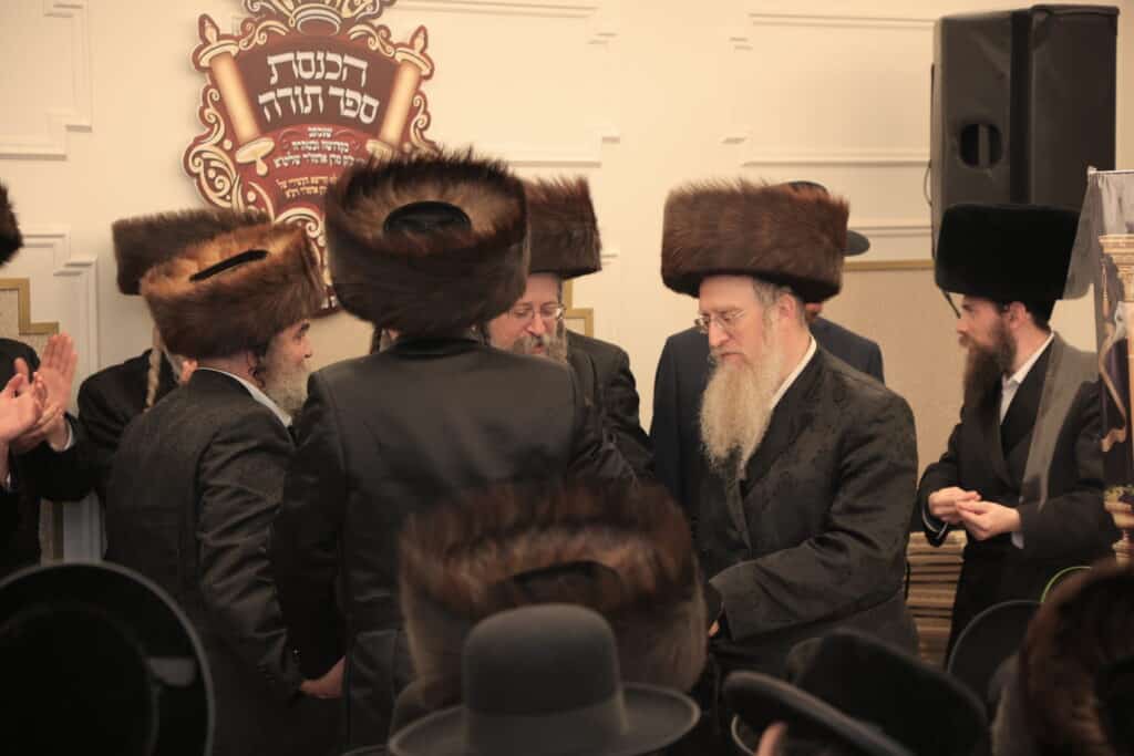 גלריית ענק: ספר התורה שכתב האדמו"ר הוכנס לישיבה