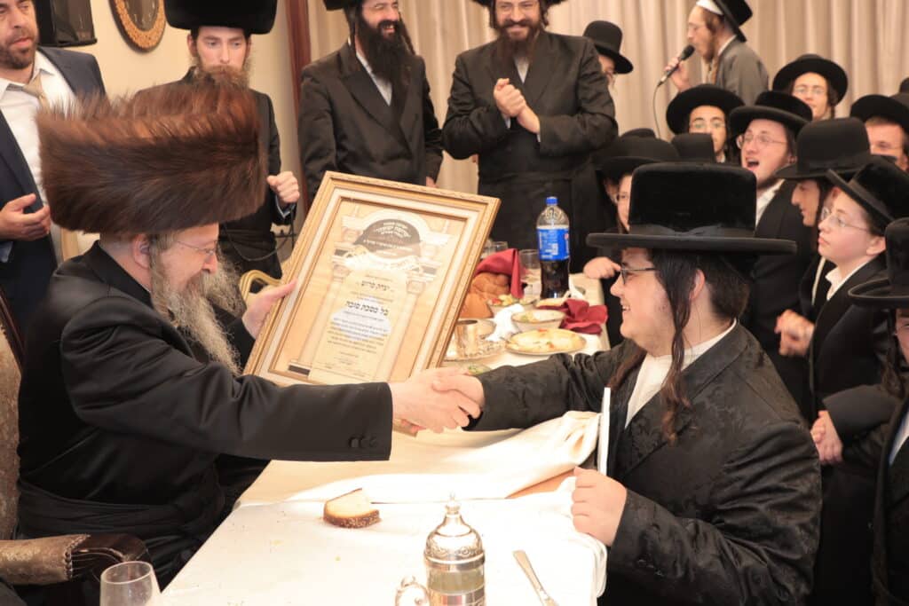 גלריית ענק: ספר התורה שכתב האדמו"ר הוכנס לישיבה