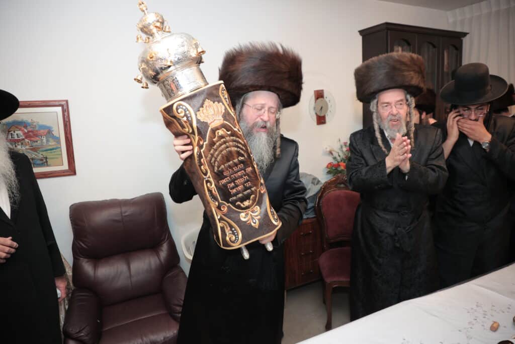 גלריית ענק: ספר התורה שכתב האדמו"ר הוכנס לישיבה