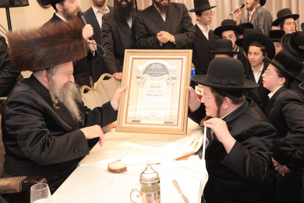 גלריית ענק: ספר התורה שכתב האדמו"ר הוכנס לישיבה