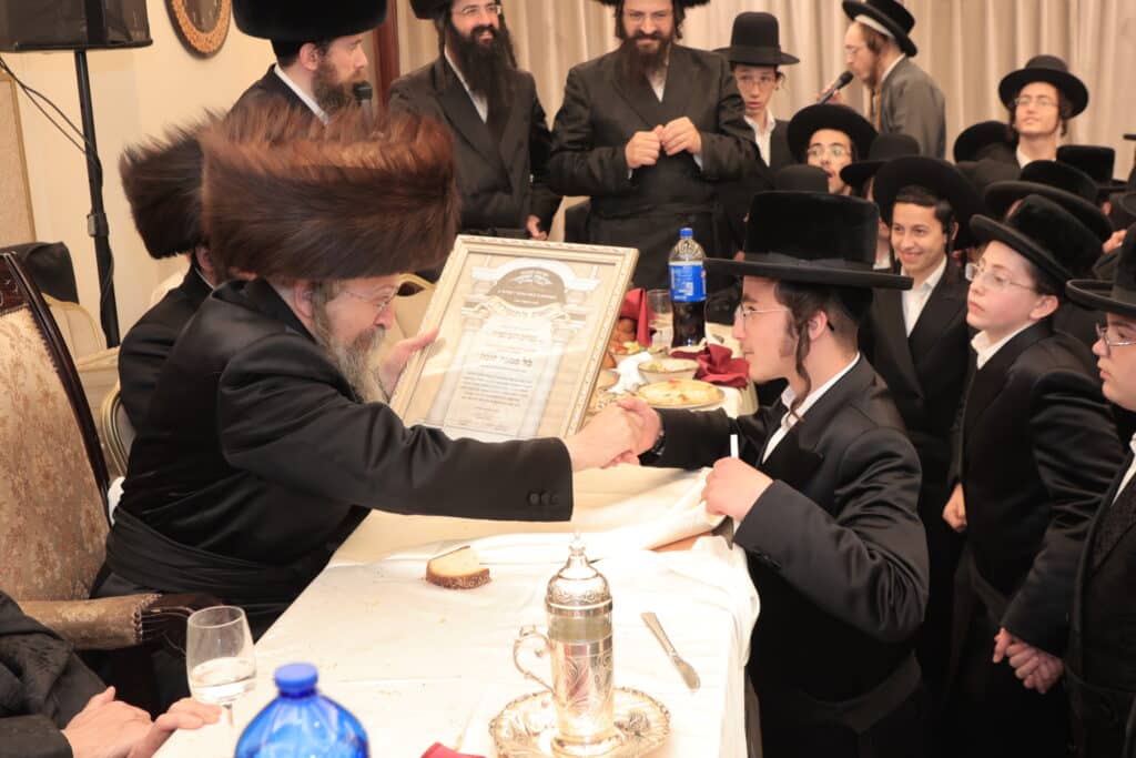 גלריית ענק: ספר התורה שכתב האדמו"ר הוכנס לישיבה