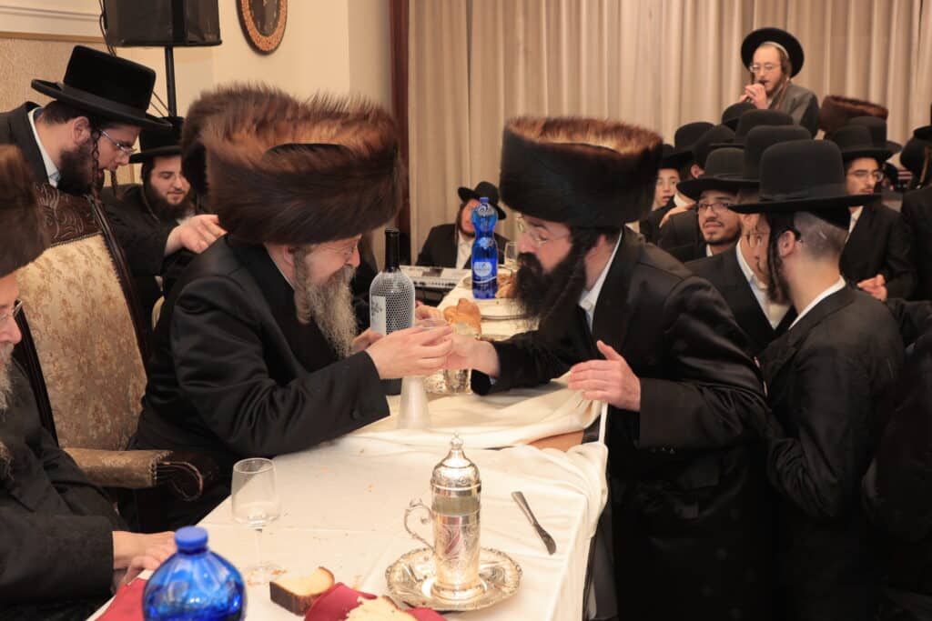 גלריית ענק: ספר התורה שכתב האדמו"ר הוכנס לישיבה