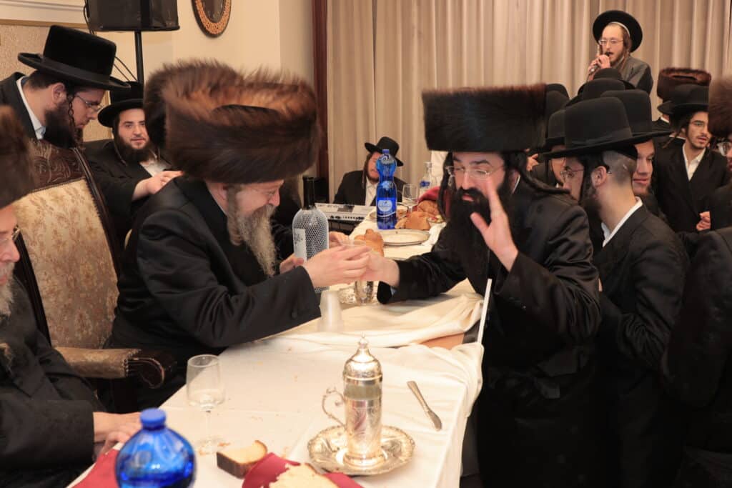 גלריית ענק: ספר התורה שכתב האדמו"ר הוכנס לישיבה