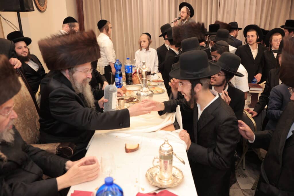 גלריית ענק: ספר התורה שכתב האדמו"ר הוכנס לישיבה