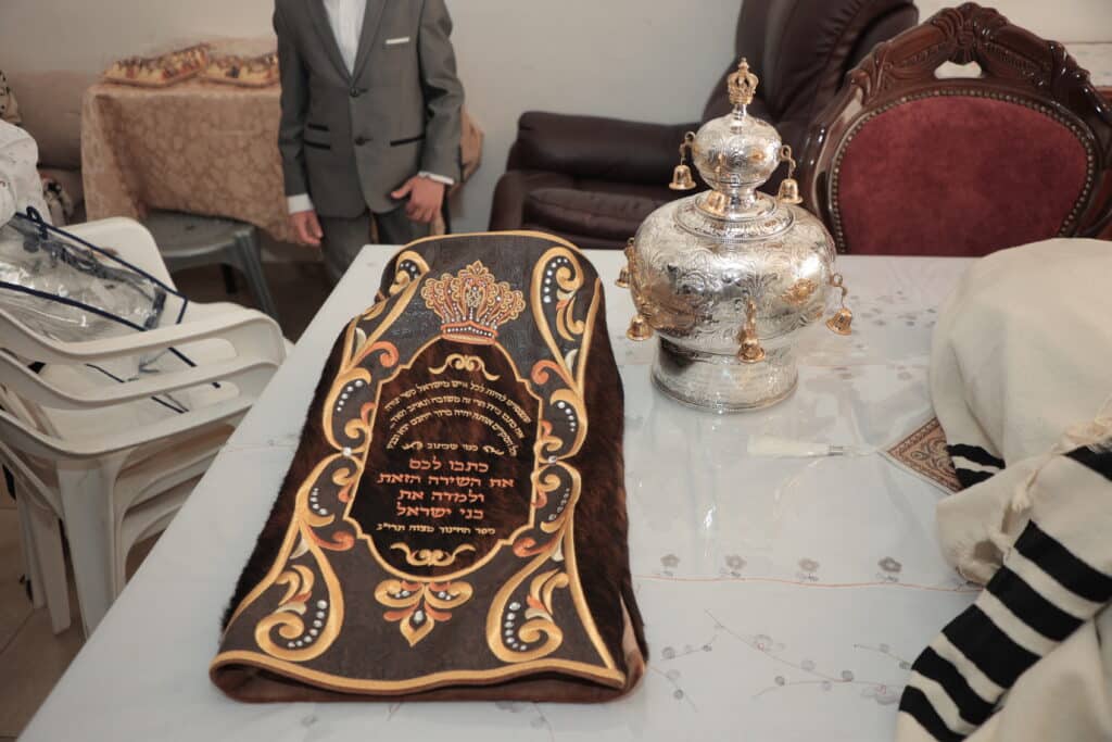 גלריית ענק: ספר התורה שכתב האדמו"ר הוכנס לישיבה