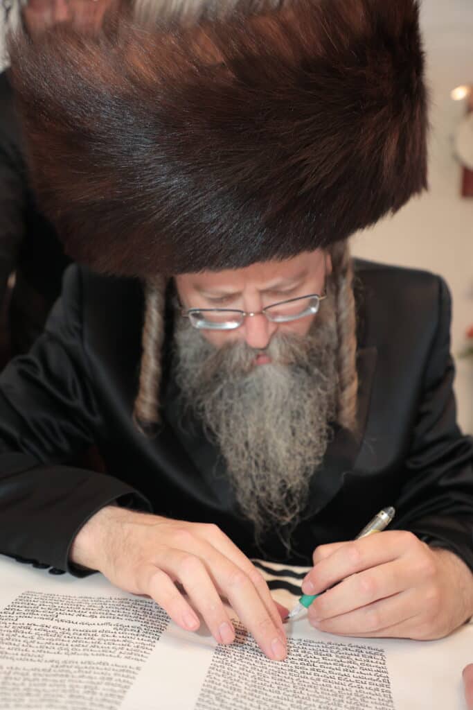 גלריית ענק: ספר התורה שכתב האדמו"ר הוכנס לישיבה