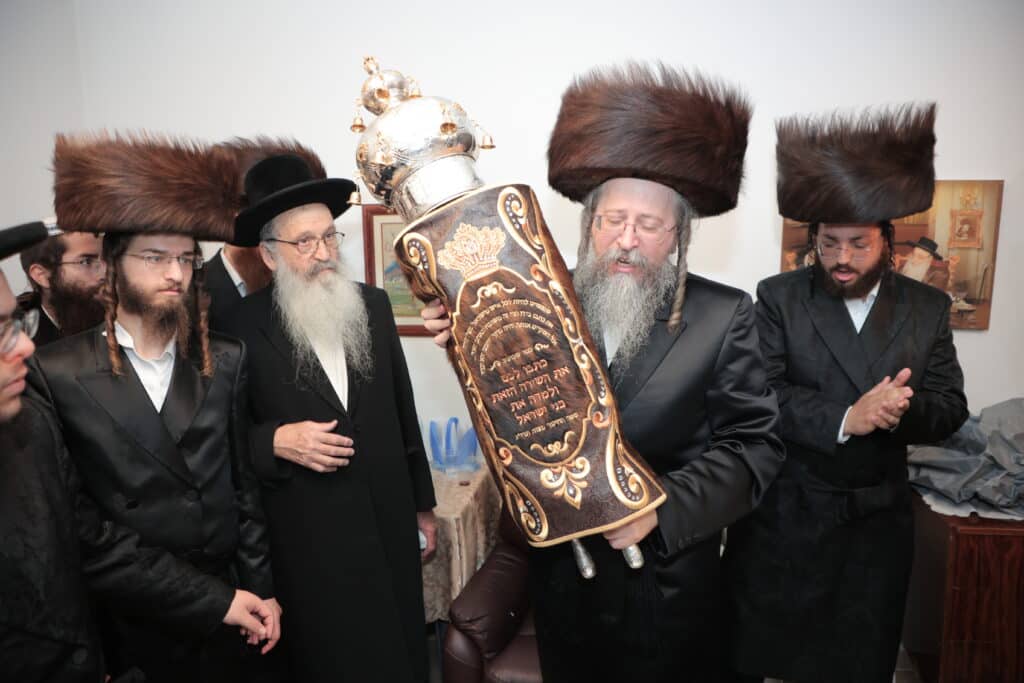 גלריית ענק: ספר התורה שכתב האדמו"ר הוכנס לישיבה