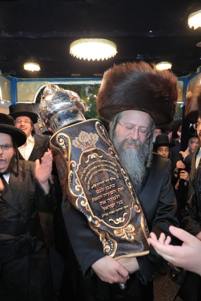גלריית ענק: ספר התורה שכתב האדמו"ר הוכנס לישיבה