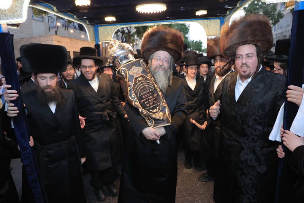 גלריית ענק: ספר התורה שכתב האדמו"ר הוכנס לישיבה