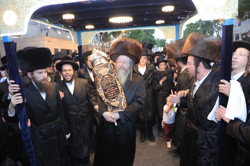 גלריית ענק: ספר התורה שכתב האדמו"ר הוכנס לישיבה