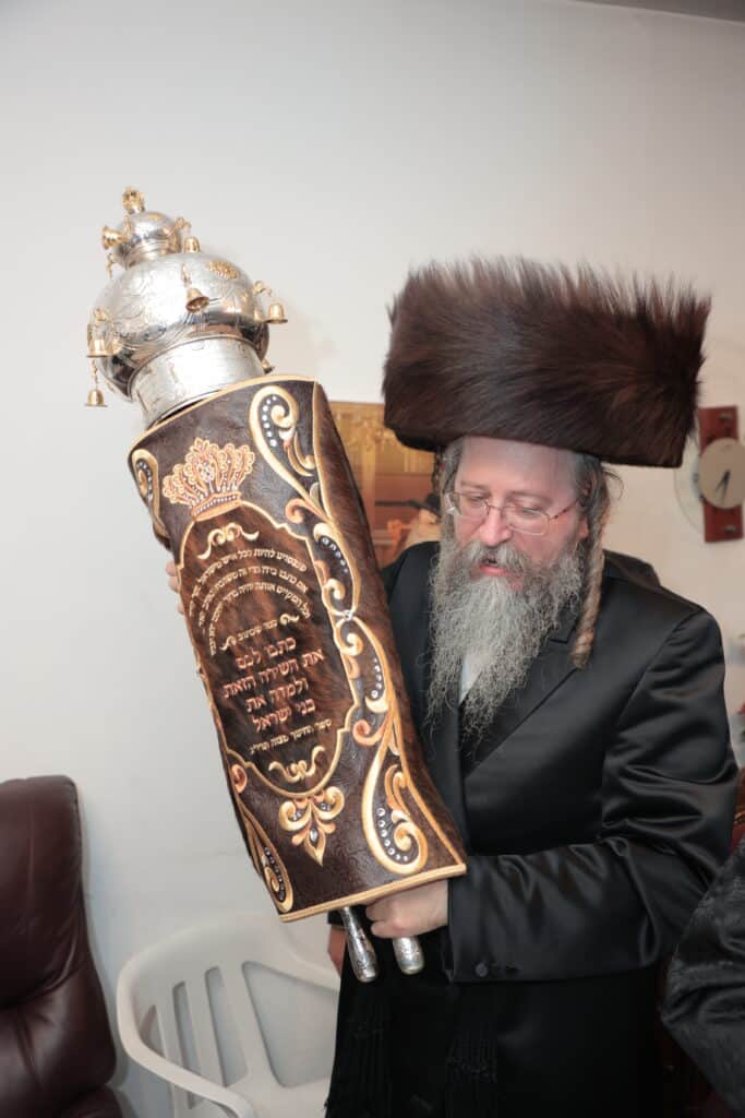 גלריית ענק: ספר התורה שכתב האדמו"ר הוכנס לישיבה