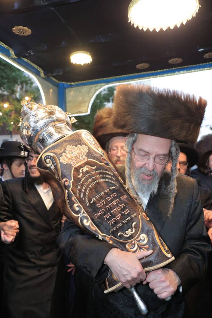 גלריית ענק: ספר התורה שכתב האדמו"ר הוכנס לישיבה