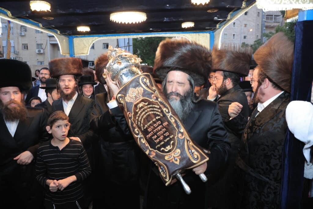 גלריית ענק: ספר התורה שכתב האדמו"ר הוכנס לישיבה