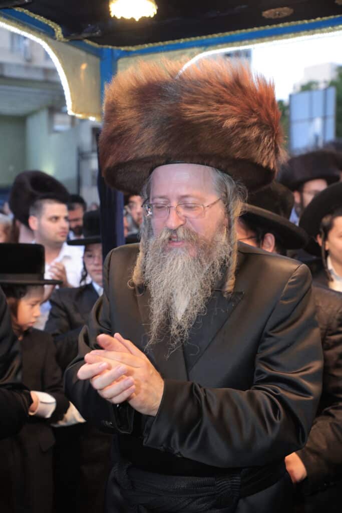 גלריית ענק: ספר התורה שכתב האדמו"ר הוכנס לישיבה