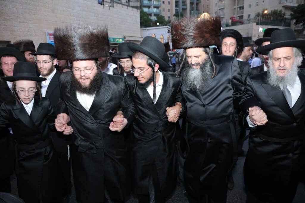 גלריית ענק: ספר התורה שכתב האדמו"ר הוכנס לישיבה