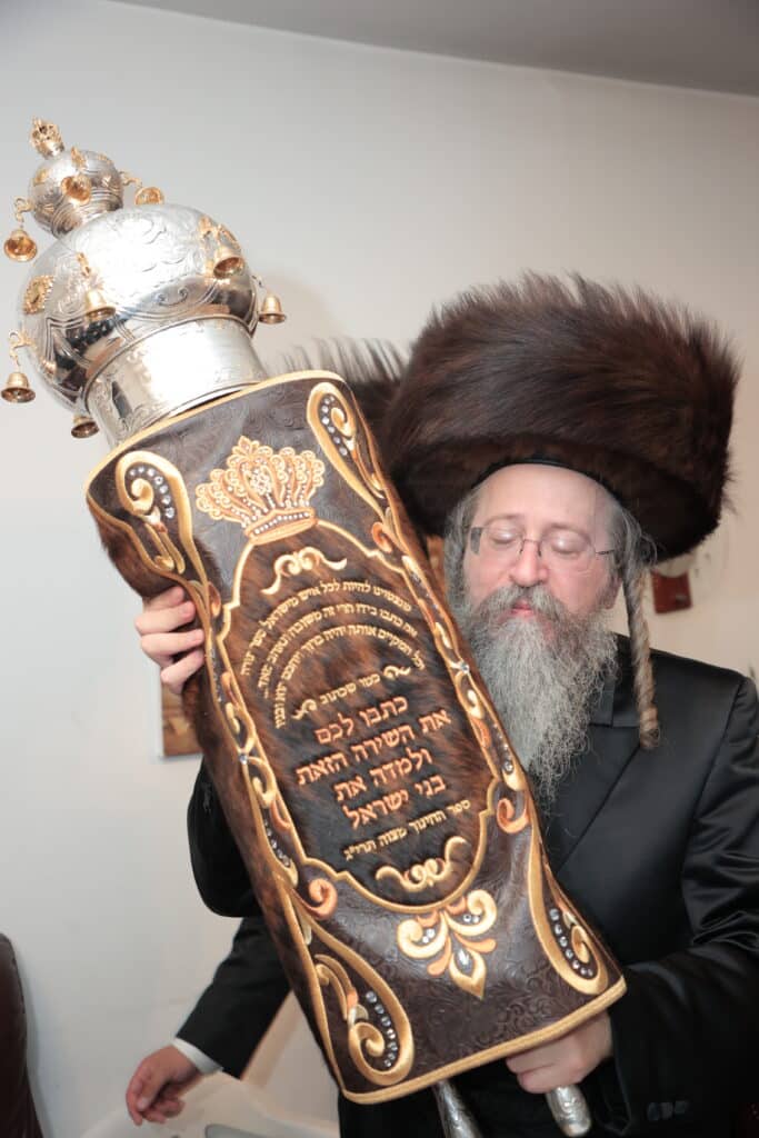 גלריית ענק: ספר התורה שכתב האדמו"ר הוכנס לישיבה