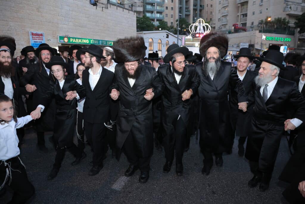 גלריית ענק: ספר התורה שכתב האדמו"ר הוכנס לישיבה