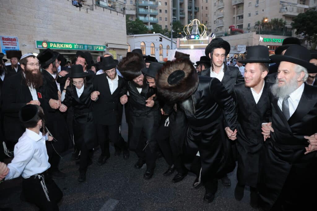 גלריית ענק: ספר התורה שכתב האדמו"ר הוכנס לישיבה