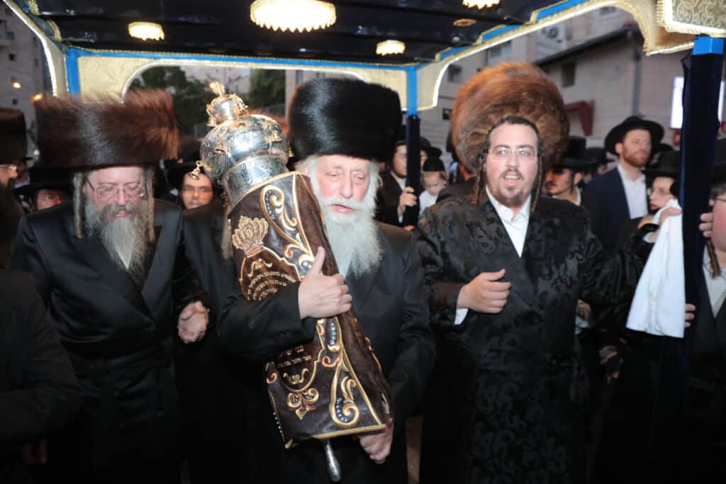 גלריית ענק: ספר התורה שכתב האדמו"ר הוכנס לישיבה