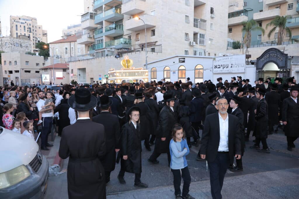 גלריית ענק: ספר התורה שכתב האדמו"ר הוכנס לישיבה