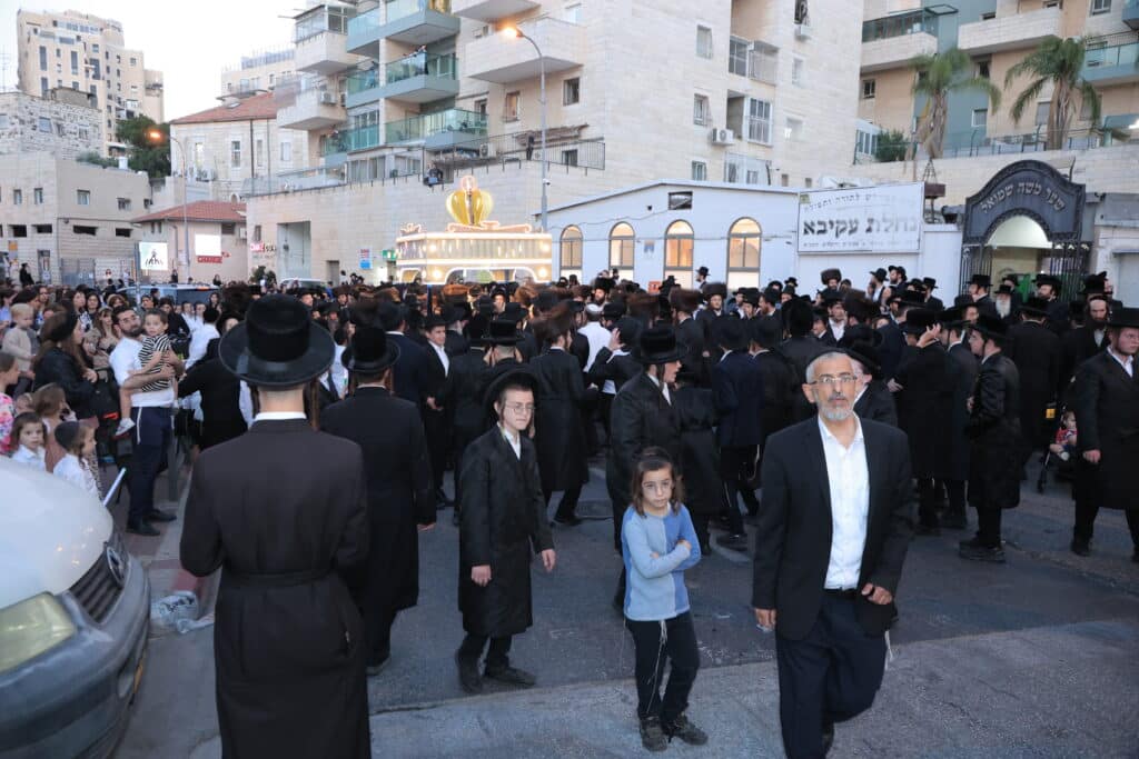 גלריית ענק: ספר התורה שכתב האדמו"ר הוכנס לישיבה