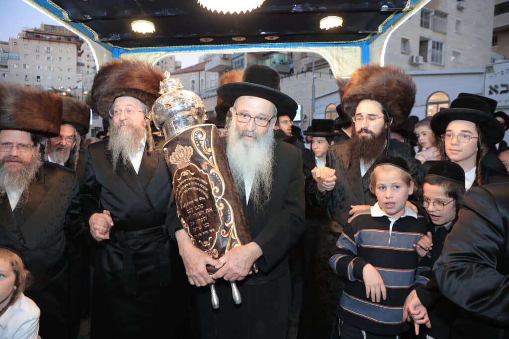 גלריית ענק: ספר התורה שכתב האדמו"ר הוכנס לישיבה